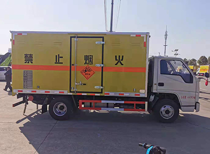 瓦房店爆破器材运输车技术升级与安全合规新趋势